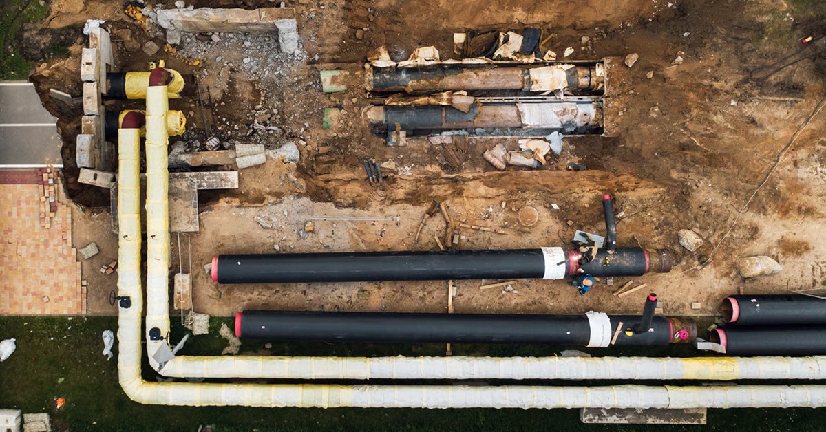 Demarăm un nou proiect la Timișoara, care vizează modernizarea zonelor cu cele mai frecvente avarii din sistemul de termoficare al orașului. Modernizăm peste 13 km din rețeaua primară de termoficare, prin înlocuirea conductelor ajunse la finalul duratei de viață. Investiția va contribui la reducerea pierderilor din rețea și a costurilor de furnizare, precum și la îmbunătățirea parametrilor de furnizare pentru consumatori.